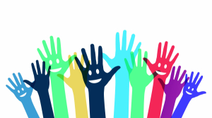 illustration de mains tendues et souriantes de plusieurs couleurs symbolisant la solidarité